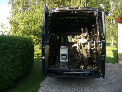 die erst Anprobe, das Moped pat rein, wenn es auch zwecks Dreck nicht die Rennmaschine ist