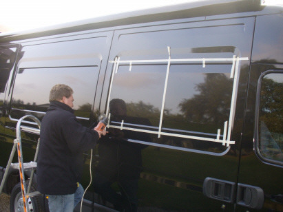 die Fenster kommen, der erste Schnitt im Blech