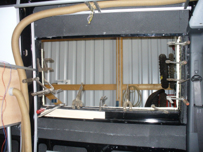 der Fensterrahmen wird eingeklebt